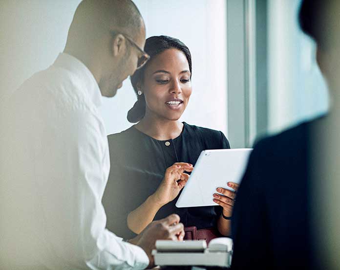 Des personnes collaborant dans un bureau