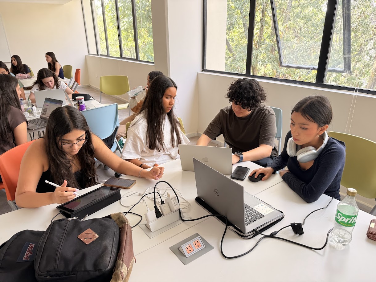 Girls working in a Mentoralia Club